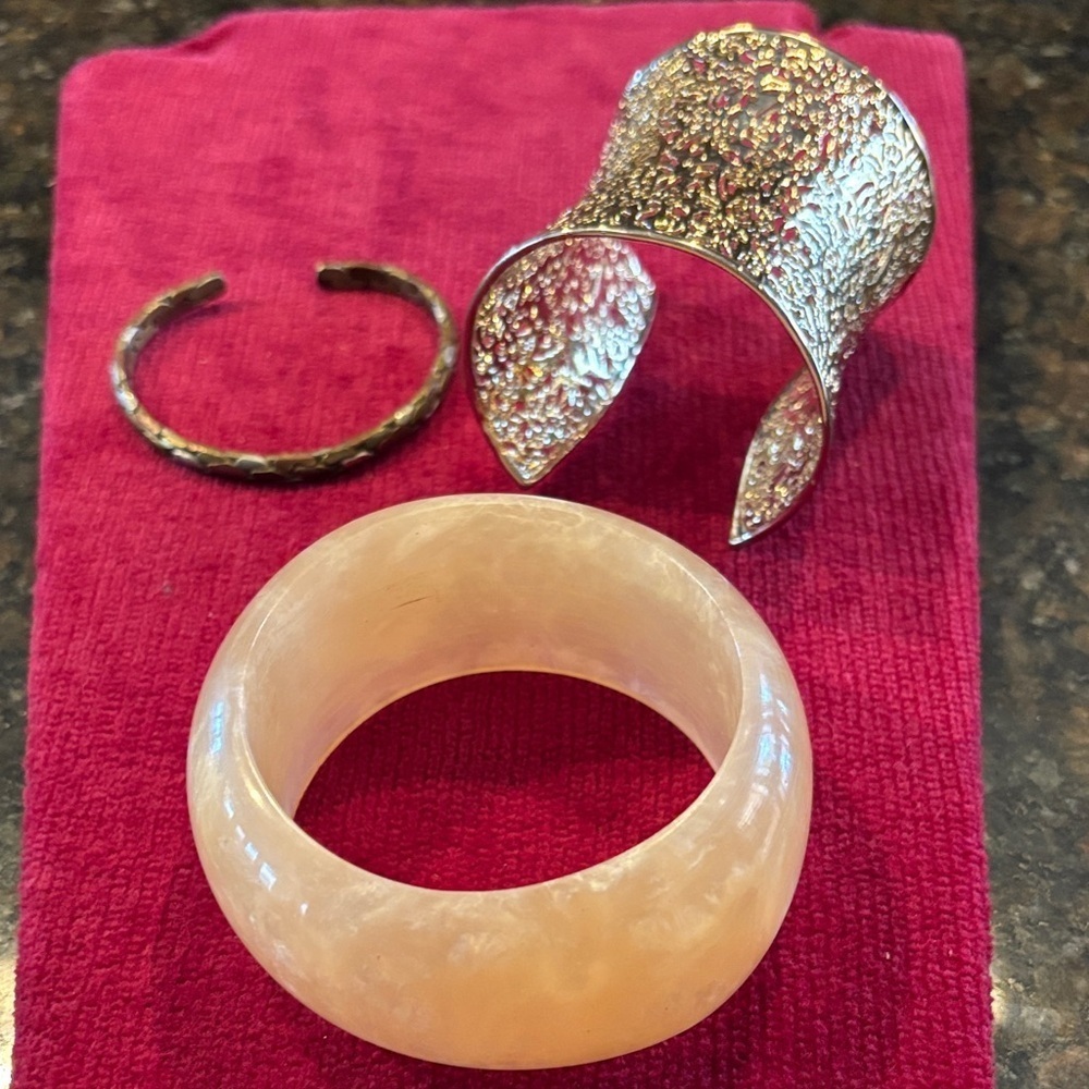 Elegant Silver and Cream Jewelry Set